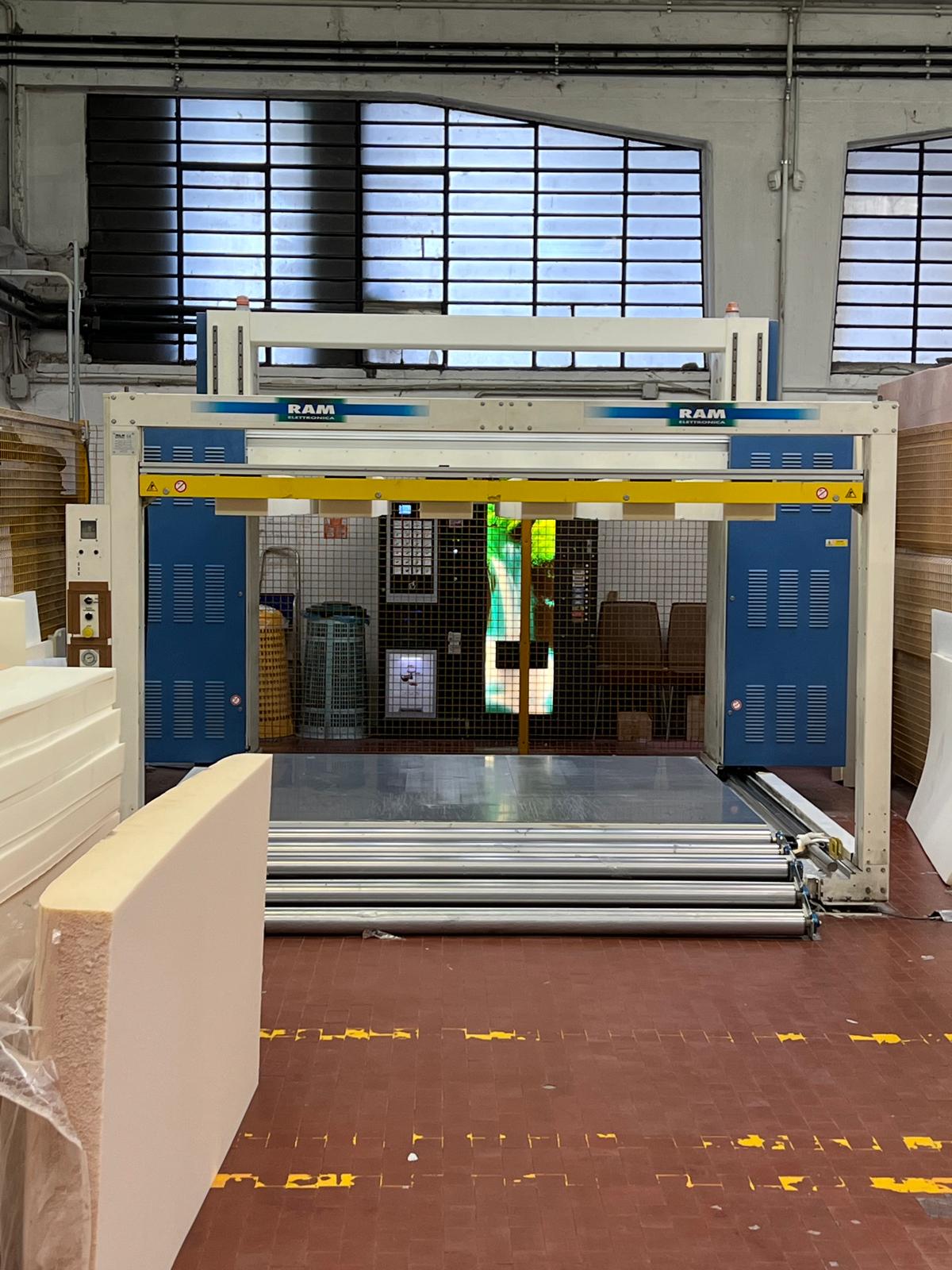 Macchina RAM per il taglio dei materiali in reparto