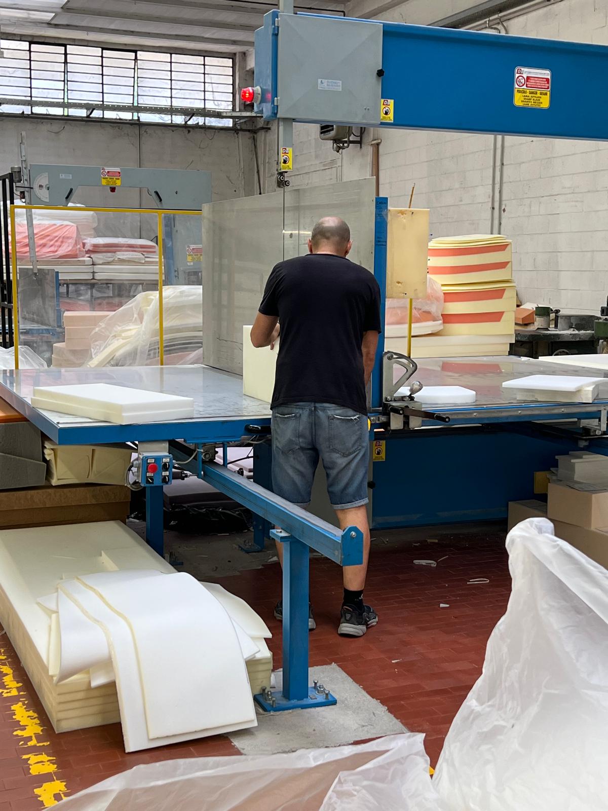 Operatore durante il taglio dei materiali