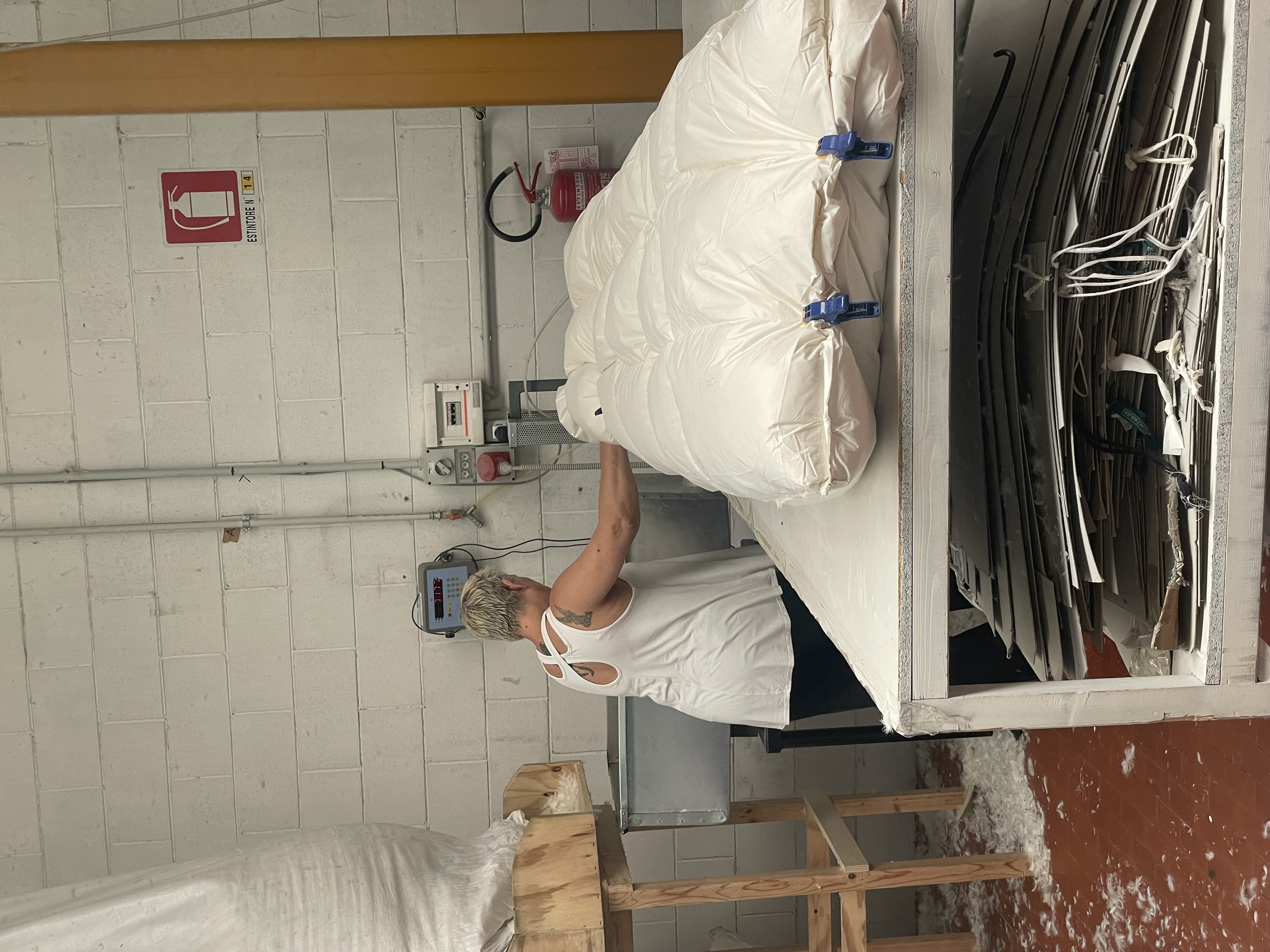 Lavorazione manuale di un componente imbottito