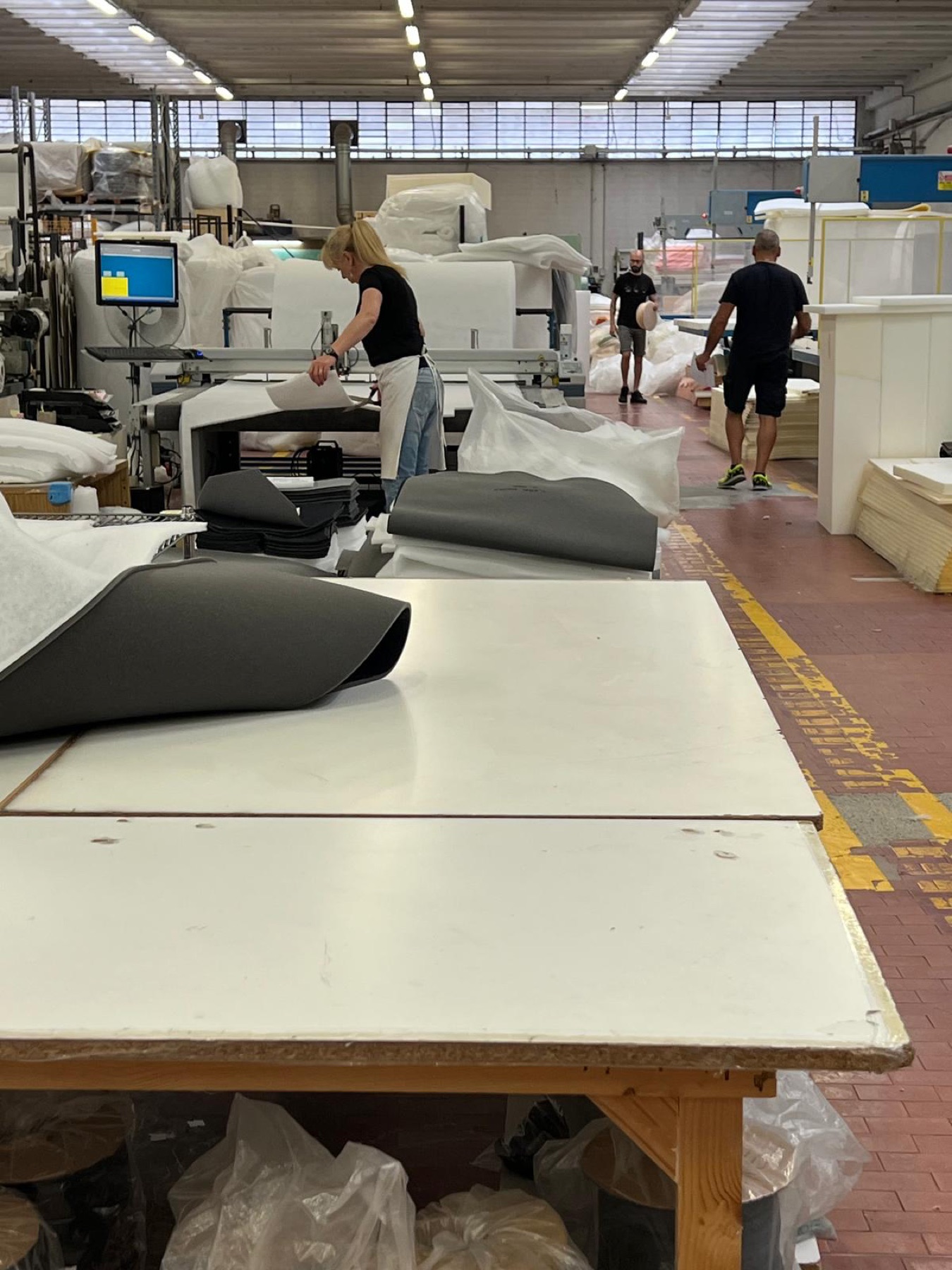 Persone al lavoro nel reparto produttivo FORMANOVA